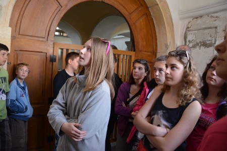 Eszti az ottani templom két emléktáblájának egyikét olvassa